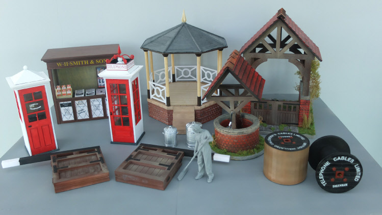 Selection of model garden railway buildings and accessories 16mm G scale 7/8th scale